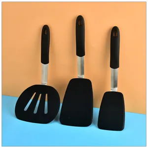 Dettaglio di set spatole in silicone, utensili da cucina resistenti al calore con manici in acciaio inox.
