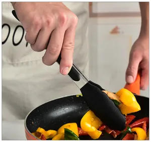 Vista dettagliata della pinza da cucina in silicone con testa nera e manico metallico.