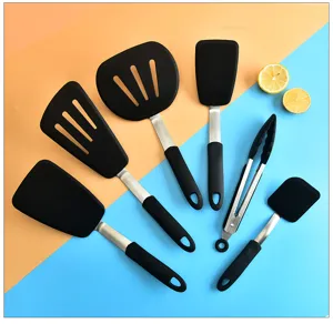 Primo piano sui dettagli degli utensili da cucina in silicone con spatola nera e manico.