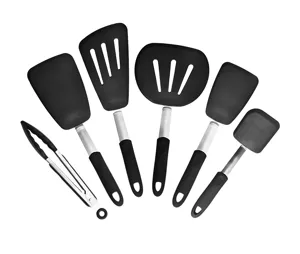 Vista di dettaglio del set di utensili da cucina in silicone con le diverse spatole e pinza.