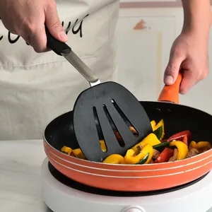 Set di spatole da cucina in silicone e padella antiaderente per cucinare facilmente ogni giorno.