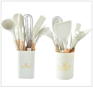 Juego de utensilios de cocina de silicona con mangos de madera, espátulas y batidores antiadherentes.