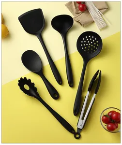 Vista dettagliata del set di utensili da cucina in silicone nero, strumenti di cottura.