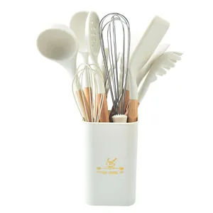 Juego de utensilios de cocina de silicona con mangos de madera y soporte de almacenamiento.