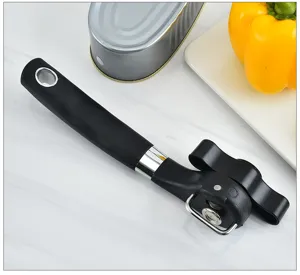 Edelstahl Dosenöffner Detailansicht mit robustem Design und ergonomischem schwarzem Griff.