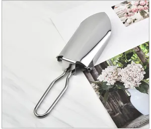 Gedetailleerd overzicht van de opvouwbare ijschep van roestvrij staal met compact handvat en blad.