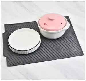 Grote rechthoekige siliconen druppelmat met ribbels voor het aanrecht in de keuken.
