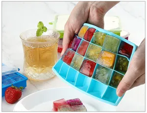 Détail de bac à glaçons en silicone montrant des cubes de fruits colorés facilement.