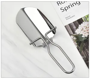 Rvs opvouwbare ijs schep detailweergave, gepolijste afwerking, handig compact opbergontwerp.
