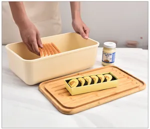 Plastik Brotzeitbox mit Holzschneidebrett Deckel für die Küche und Lebensmittelaufbewahrung.