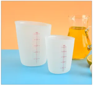 Ensemble de tasses à mesurer en silicone, design translucide avec des graduations rouges claires.