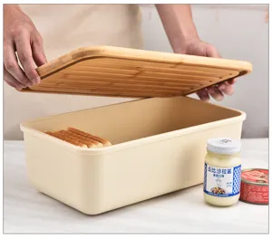 Detailansicht der Brotbox mit grossem Behälter aus Kunststoff und Bambusdeckel mit Toast.