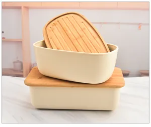 Detailansicht großer Brotzeitbox Behälter mit natürlichem Holzmaserung Deckel Küche.