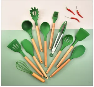 Grünes Silikon Küchenhelfer Set Detail mit weichem Kopf und natürlichem Holzgriff zum Kochen.