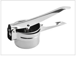 Vue detaillee du presse-puree en acier inoxydable, extracteur de jus et outil de cuisine.