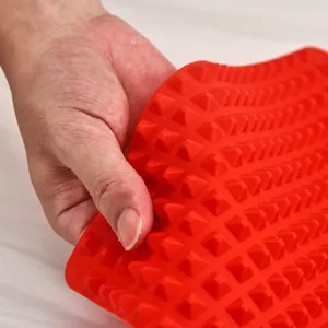 Tappetino da forno in silicone rosso a piramide per barbecue sano, filtraggio grassi e cottura.