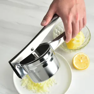 Presse-purée manuel en acier inoxydable et extracteur de jus de fruits pour cuisine.