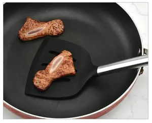 Silikon Küchenspatel Detailansicht mit flexiblem Kopf und robustem Edelstahlgriff für Kochen.