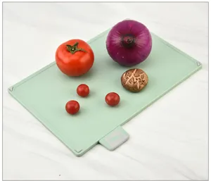 Handige multifunctionele kunststof snijplank met antislip hoeken voor de moderne keuken.