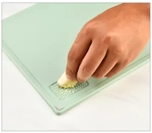 Detailweergave van de multifunctionele groene snijplank met geïntegreerde maalzone.
