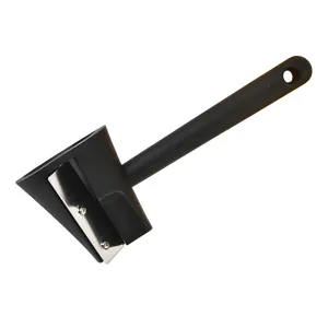 Strumento affettaverdure a spirale a imbuto nero per cucina domestica e decorazione.