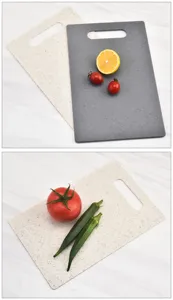 Detailopname van gespikkelde kunststof snijplank met verse groenten op schone tafel.