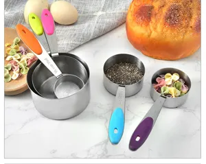 Edelstahl Messbecher und Löffel Set mit bunten Griffen für die Küche und das Backen.