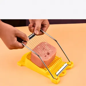 Taglierina manuale per carne con fili di acciaio inossidabile e base in plastica.