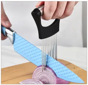 Supporto per cipolle in acciaio inossidabile strumento da cucina per tagliare.