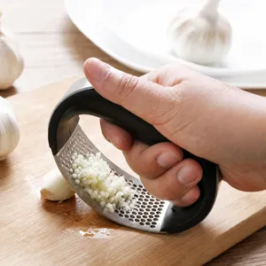 Stainless Steel Garlic Press Kitchen Manual Garlic Mincer Ergonomic Curved Garlic Crusher With PP Handle Kitchen Tool