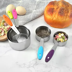 Edelstahl Messlöffel und Messbecher Set mit bunten Silikongriffen zum Backen in der Küche.