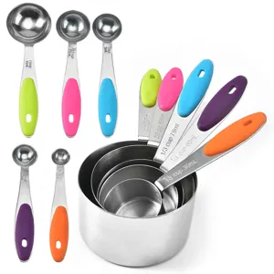 Edelstahl Messbecher und Messlöffel Set mit bunten Silikongriffen zum Backen in der Küche.