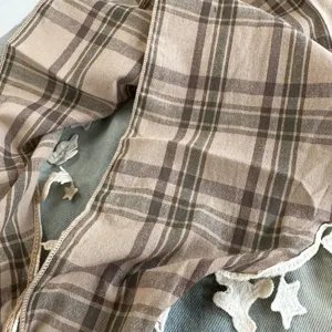 Vintage kariertes Dreieckstuch für Damen, sommerliches ästhetisches Kopftuch und Halstuch.