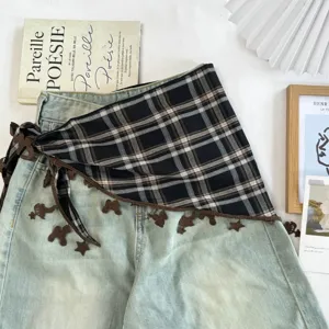 Detailansicht des modischen Jeansrocks mit Karoschal und süßer Bären-Spitzenborte für Sommer.