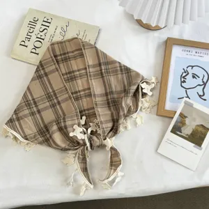 Braunes Karomuster Dreiecktuch mit süßer weißer Spitzenborte, vintage Haarband und Halstuch.