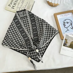 Chic bufanda triangular de punto en blanco y negro con borlas de cuentas, patrón geométrico.