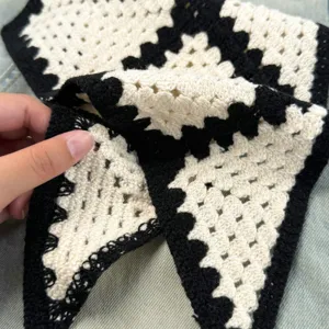 Handgemachter Häkel-Dreiecktuch in Schwarz-Weiß mit Karomuster und feiner Detailstruktur.