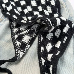 Detailaufnahme des schwarz-weißen karierten Häkel-Dreiecktuchs, vintage Retro Haar-Accessoire.