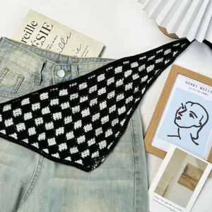 Französisches Vintage schwarz-weiß kariertes Häkel Dreiecktuch Sommer Kopftuch Style.