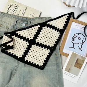 Handgefertigtes schwarz-weisses Häkel-Dreieckstuch Kopftuch, modisches Sommer Accessoire