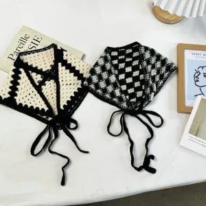 Handgemachtes Häkel-Dreiecktuch im Karomuster, Retro-Kopftuch und modisches Haaraccessoire.