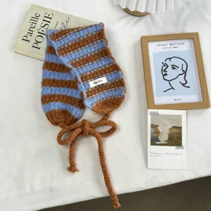 Koreanischer Ins-Stil gestreifte Plüsch-Ohrwärmer Detailansicht, kuscheliger Winterschutz.