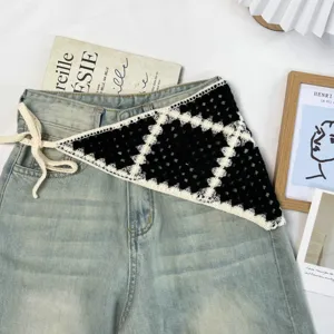 Handgefertigtes Häkel-Dreiecktuch in Schwarz-Weiß, stylisches Retro-Schnüraccessoire für Damen.