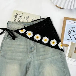 Handgemachtes Häkel-Dreiecktuch mit Blümchen, vintage schwarzes Gänseblümchen Kopftuch Sommer.