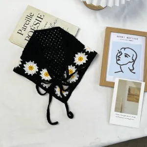 Handgemachtes Häkel-Dreiecktuch in Schwarz mit Margeriten, retro Blumen-Kopftuch für Damen.