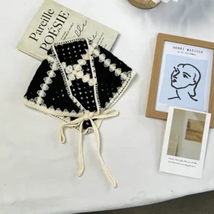 Französisches Vintage schwarz-weißes Häkel-Dreiecktuch mit Krawattenbändern für Damen.