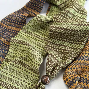 Hermoso detalle de bufanda estrecha de punto Fair Isle, pañuelo retro con cuenta madera.