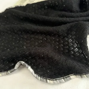 Pañuelo triangular de punto calado negro retro con ribete a cuadros, cinta para el pelo de verano.