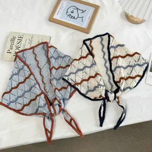 Koreanischer Stil Strick hohles Dreieckstuch Detail mit bunten Wellenstreifen.