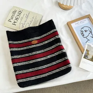 Chic sac à main tricoté rayé automne hiver cabas décontracté pour femmes élégantes.